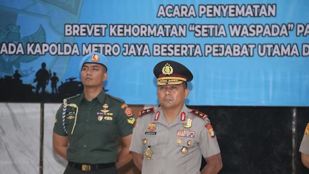 Kapolda Metro Jaya Irjen Karyoto mendapatkan brevet kehormatan dari Paspampres. Brevet disematkan langsung oleh Komandan Paspampres Mayjen TNI Achiruddin.
