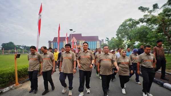Kompaknya TNI-Polri Olahraga Bareng di Mapolda Riau Peringati Hari Bhayangkara