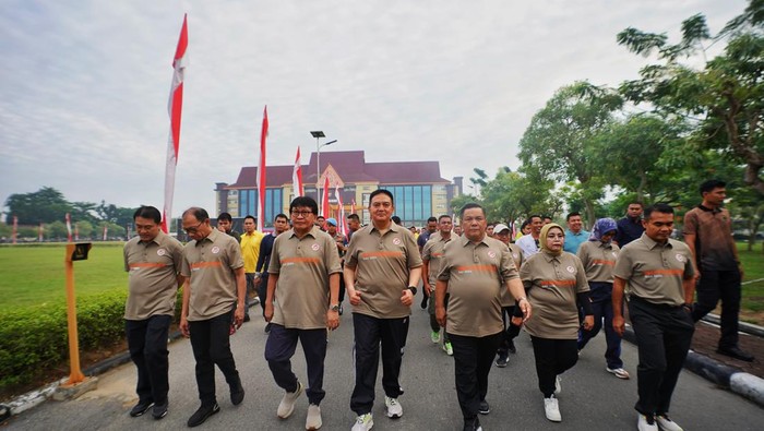 Kapolda Riau Irjen Mohammad Iqbal, Pj Gubernur SF Hariyanto jalan bersama dalam rangka Hari Bhayangkara. (Dok Istimewa)