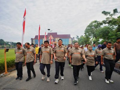 Kompaknya TNI-Polri Olahraga Bareng di Mapolda Riau Peringati Hari Bhayangkara
