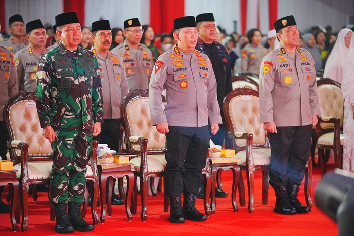 Kapolri Jenderal Listyo Sigit Prabowo dan Panglima TNI Jenderal Agus Subiyanto dalam acara Doa Bersama Lintas Agama menyambut Hari ke-78 Bhayangkara, Jumat (28/6/2024). Kapolri Jenderal Listyo Sigit Prabowo dan Panglima TNI Jenderal Agus Subiyanto dalam acara Doa Bersama Lintas Agama menyambut Hari ke-78 Bhayangkara, Jumat (28/6/2024).