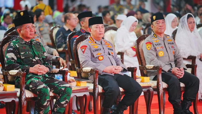 Kapolri Jenderal Listyo Sigit Prabowo dan Panglima TNI Jenderal Agus Subiyanto dalam acara Doa Bersama Lintas Agama menyambut Hari ke-78 Bhayangkara, Jumat (28/6/2024).