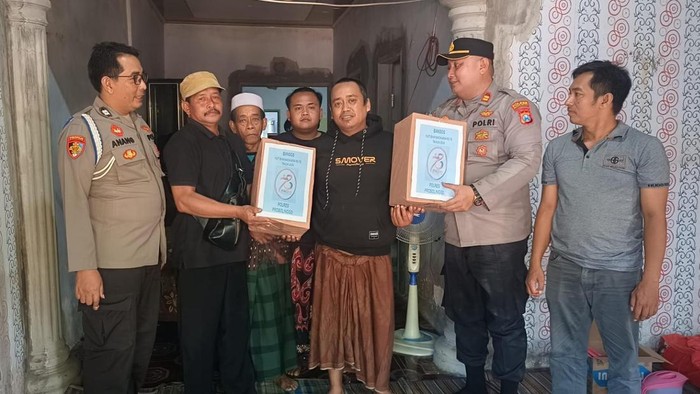 Kapolsek Tiris beri bantuan keluarga Husen korban penembakan KKB di Papua
