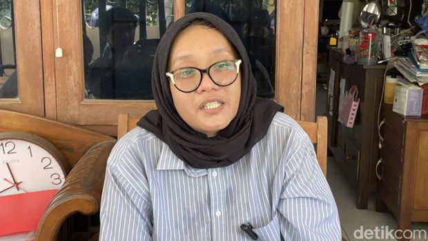 Kartika menceritakan kisah anaknya yang tak lolos jalur prestasi dalam PPDB. Padahal, anaknya memiliki segudang prestasi di olahraga senam artistik (Devi/detikcom)