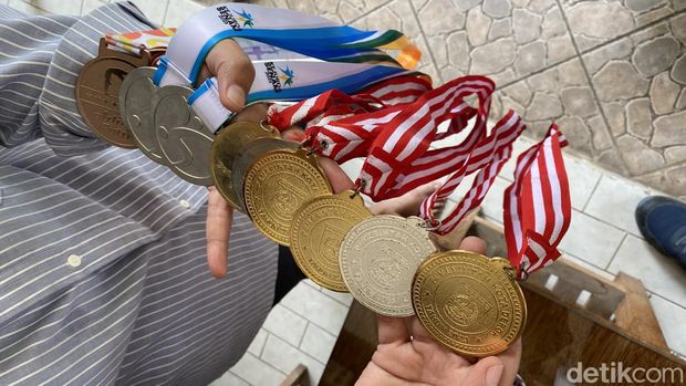 Kartika menceritakan kisah anaknya yang tak lolos jalur prestasi dalam PPDB. Padahal, anaknya memiliki segudang prestasi di olahraga senam artistik (Devi/detikcom)