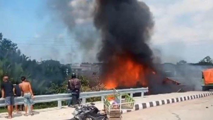Kebakaran di Jalan Leimena Makassar