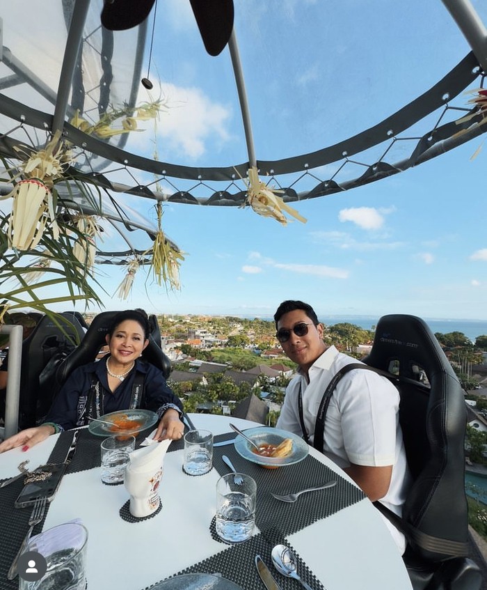 Keseruan Titiek Soeharto dan Darma Mangkuluhur Makan di Lounge in The Sky Bali
