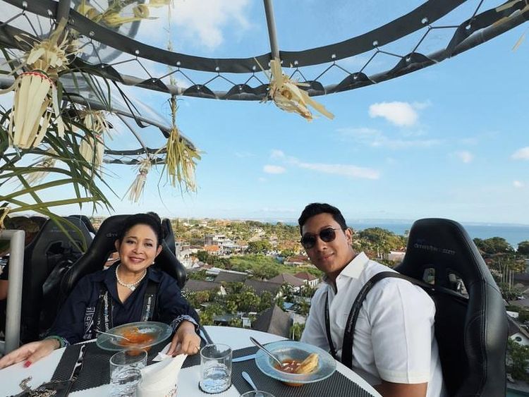 Keseruan Titiek Soeharto dan Darma Mangkuluhur Makan di Lounge in The Sky Bali