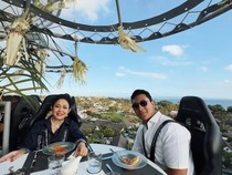 Keseruan Titiek Soeharto dan Darma Mangkuluhur Makan di Lounge in The Sky Bali
