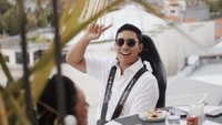 Berlokasi di Seminyak, Darma bagikan fotonya saat mencicipi dessert di atas ketinggian. Foto: Instagram @darmamh & @titieksoeharto