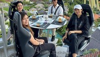 Walau makan di atas ketinggian, tapi Titiek tampak menikmati acara makan-makan itu bersama keponakannya.  Foto: Instagram @darmamh & @titieksoeharto