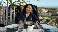 Dengan senyuman lebarnya, Titiek Soeharto menikmati setiap menu santapan yang disajikan di Lounge in the Sky Bali. Foto: Instagram @darmamh & @titieksoeharto