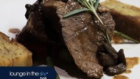 Dilihat dari Instagram resmi Lounge in the Sky Bali, menu makanan yang disajikan sangat beragam. Salah satu menu utamanya ada Classic Slow Braised Beef. Foto: Instagram  Lounge in the Sky Bali
