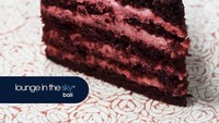 Sementara untuk dessert ada Red Velvet Cake yang enak. Bagi yang tertarik makan di sini, Darma menyarankan untuk melakukan reservasi lebih dulu.  Foto: Instagram  Lounge in the Sky Bali