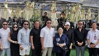 Putra dari Tommy Soeharto, Darma Mangkuluhur baru saja membuka bisnis terbarunya. Lewat unggahan di Instagram, Darma menghadiri pembukaan Lounge in The Sky di Bali.  Foto: Instagram @darmamh & @titieksoeharto