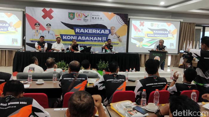 Ketua KONI Asahan saat menyampaikan sambutan di Rakerkab.
