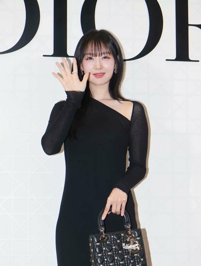 Kim Ji Won mengejutkan penggemar dengan penampilannya di Taiwan pada Selasa (25/6/2024). Bintang drama Korea Queen of Tears itu terlihat punya poni rata. Foto: dok. DIOR