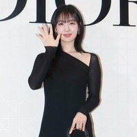 Kim Ji Won mengejutkan penggemar dengan penampilannya di Taiwan pada Selasa (25/6/2024). Bintang drama Korea Queen of Tears itu terlihat punya poni rata. Foto: dok. DIOR
