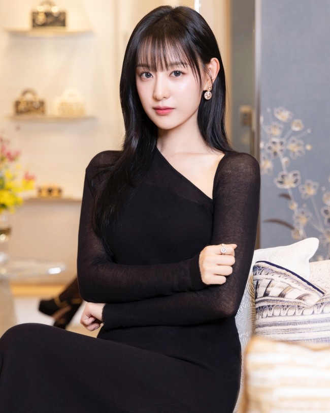Dalam kesempatan itu, Kim Ji Won diketahui memakai gaun hitam DIOR seharga ₩ 5,000,000 atau sekitar Rp 59 juta. Penampilannya dilengkapi dengan koleksi anting-anting Rose des Vents & Étoile des Vents bernilai ₩ 22,000,000 atau Rp 261 juta. Dan cincin yang dikenakannya Rose des Vents seharga ₩ 7,900,000 atau Rp 93 juta. Foto: dok. DIOR