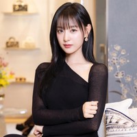 Dalam kesempatan itu, Kim Ji Won diketahui memakai gaun hitam DIOR seharga ₩ 5,000,000 atau sekitar Rp 59 juta. Penampilannya dilengkapi dengan koleksi anting-anting Rose des Vents & Étoile des Vents bernilai ₩ 22,000,000 atau Rp 261 juta. Dan cincin yang dikenakannya Rose des Vents seharga ₩ 7,900,000 atau Rp 93 juta. Foto: dok. DIOR