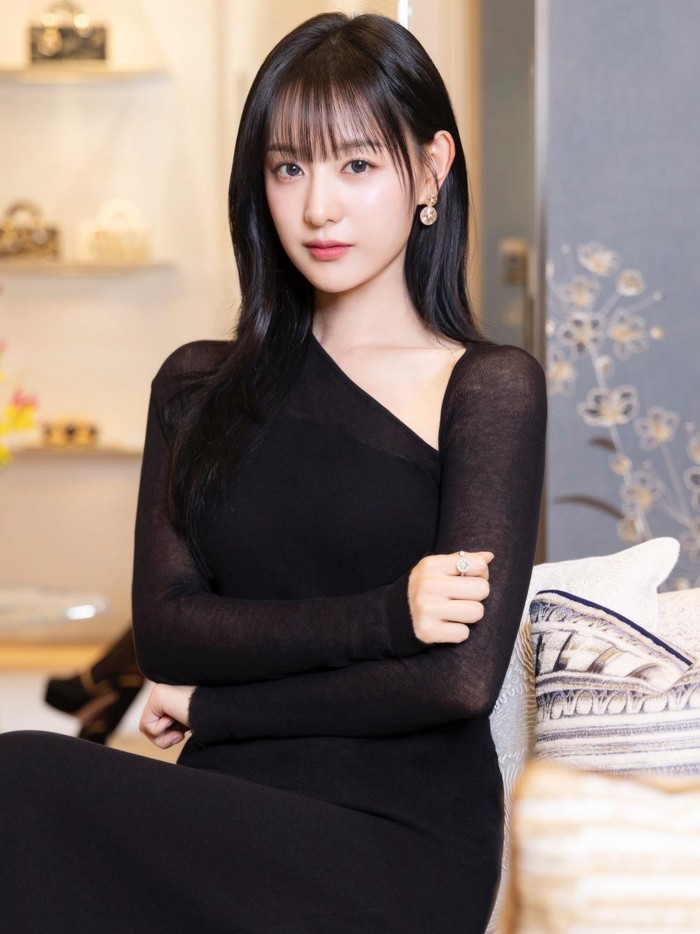 Kim Ji Won Debut Pakai Poni di Acara DIOR, Cantik Unreal Bak Anime