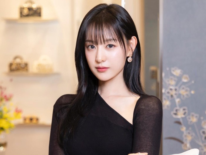 Kim Ji Won Debut Pakai Poni di Acara DIOR, Cantik Unreal Bak Anime