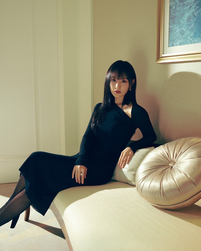 “Benar-benar cantik,” “Saat ini, dia yang tercantik,” “Dialah dewi kecantikan,” komentar sejumlah netizen Korea, terkesima dengan penampilan baru Kim Ji Won. Foto: dok. DIOR