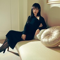 “Benar-benar cantik,” “Saat ini, dia yang tercantik,” “Dialah dewi kecantikan,” komentar sejumlah netizen Korea, terkesima dengan penampilan baru Kim Ji Won. Foto: dok. DIOR