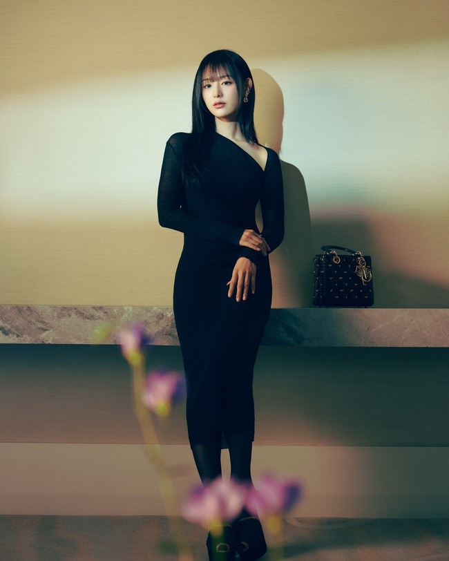 Aktris 31 tahun itu membuktikan popularitasnya yang melesat setelah membintangi drama Korea Queen of Tears. Kerumunan penggemar menunggu kedatangannya di depan butik Dior Taiwan. Foto: dok. DIOR