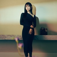 Aktris 31 tahun itu membuktikan popularitasnya yang melesat setelah membintangi drama Korea Queen of Tears. Kerumunan penggemar menunggu kedatangannya di depan butik Dior Taiwan. Foto: dok. DIOR