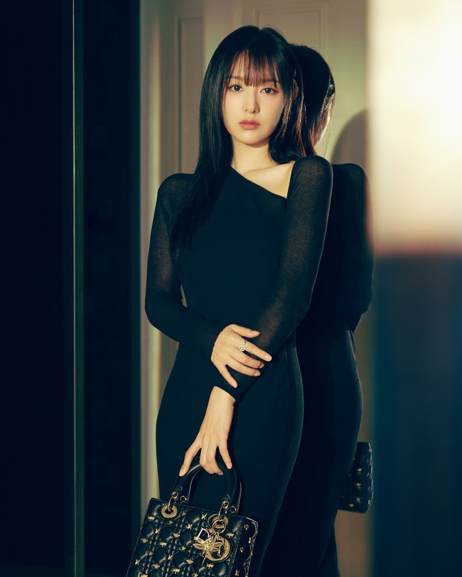 Ternyata Kim Ji Won sudah memotong poninya sejak terlihat di Bandara Internasional Incheon sebelum penerbangan ke Taiwan, Senin (24/6/2024). Namun, poninya itu masih ‘dirahasiakan’ dan ditata ke samping oleh penata gaya Kim Ji Won. Foto: dok. DIOR