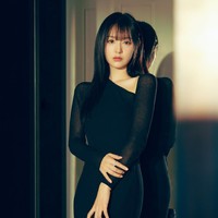 Ternyata Kim Ji Won sudah memotong poninya sejak terlihat di Bandara Internasional Incheon sebelum penerbangan ke Taiwan, Senin (24/6/2024). Namun, poninya itu masih ‘dirahasiakan’ dan ditata ke samping oleh penata gaya Kim Ji Won. Foto: dok. DIOR