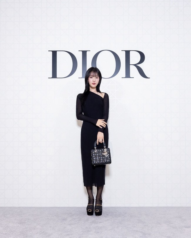 Kim Ji Won menjadi salah satu tamu undangan yang menghadiri acara pembukaan butik DIOR di Diamond Towers Taipei, Taiwan. Dia mengenakan gaun midi hitam dengan potongan kerah asimetris. Foto: dok. DIOR