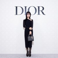 Kim Ji Won menjadi salah satu tamu undangan yang menghadiri acara pembukaan butik DIOR di Diamond Towers Taipei, Taiwan. Dia mengenakan gaun midi hitam dengan potongan kerah asimetris. Foto: dok. DIOR