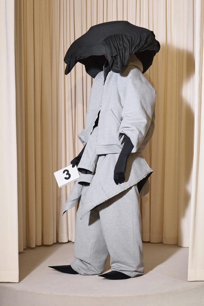 Inilah koleksi terbaru Balenciaga Fall 2024 Couture. Untuk koleksi ini, direktur kreatif Demna, terinspirasi dari gaya kelompok goth, skater, dan metalhead. Dia menggabungkan gaya-gaya tersebut, yang dia sebut sebagai pengaruh penting pada kosakata mode saya, dengan kode-kode Cristóbal Balenciaga dari haute couture pertengahan abad, termasuk bentuk kepompong yang oversized, lengan tiga perempat, dan topi oversized. Foto: Dok. Balenciaga.