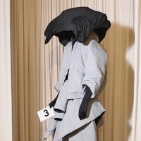 Inilah koleksi terbaru Balenciaga Fall 2024 Couture. Untuk koleksi ini, direktur kreatif Demna, terinspirasi dari gaya kelompok goth, skater, dan metalhead. Dia menggabungkan gaya-gaya tersebut, yang dia sebut sebagai pengaruh penting pada kosakata mode saya, dengan kode-kode Cristóbal Balenciaga dari haute couture pertengahan abad, termasuk bentuk kepompong yang oversized, lengan tiga perempat, dan topi oversized. Foto: Dok. Balenciaga.