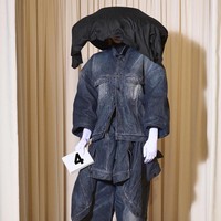 Inilah koleksi terbaru Balenciaga Fall 2024 Couture. Untuk koleksi ini, direktur kreatif Demna, terinspirasi dari gaya kelompok goth, skater, dan metalhead. Dia menggabungkan gaya-gaya tersebut, yang dia sebut sebagai pengaruh penting pada kosakata mode saya, dengan kode-kode Cristóbal Balenciaga dari haute couture pertengahan abad, termasuk bentuk kepompong yang oversized, lengan tiga perempat, dan topi oversized. Foto: Dok. Balenciaga.