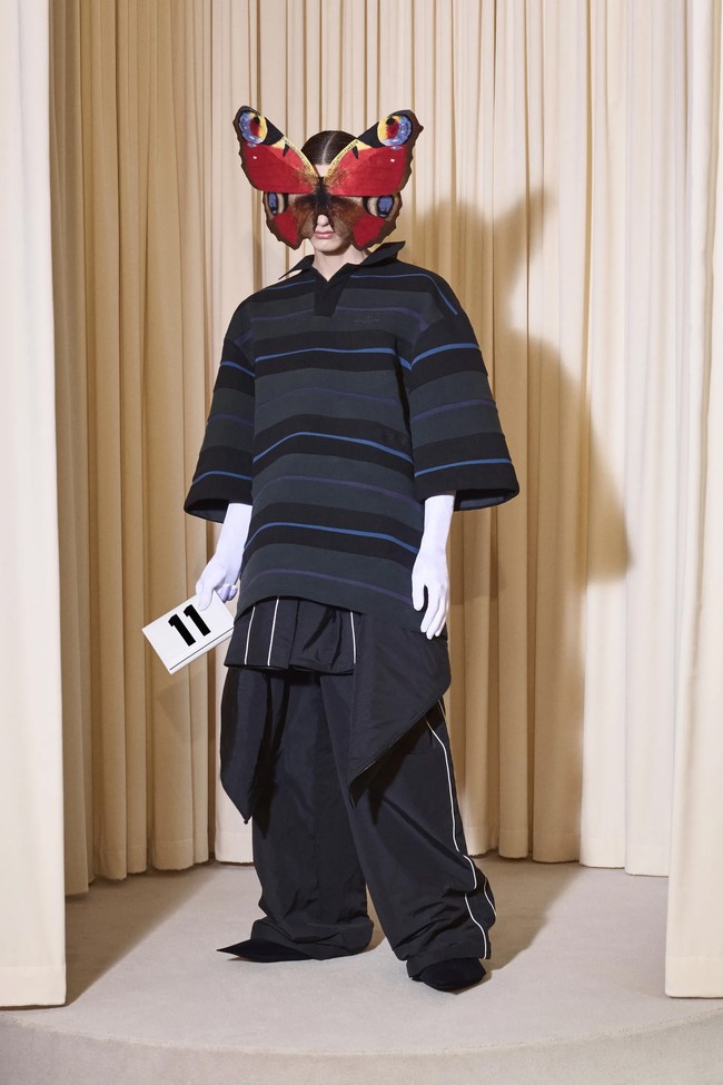 Inilah koleksi terbaru Balenciaga Fall 2024 Couture. Untuk koleksi ini, direktur kreatif Demna, terinspirasi dari gaya kelompok goth, skater, dan metalhead. Dia menggabungkan gaya-gaya tersebut, yang dia sebut sebagai pengaruh penting pada kosakata mode saya, dengan kode-kode Cristóbal Balenciaga dari haute couture pertengahan abad, termasuk bentuk kepompong yang oversized, lengan tiga perempat, dan topi oversized. Foto: Dok. Balenciaga.