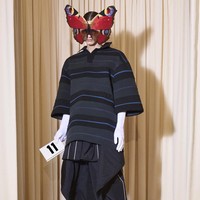Inilah koleksi terbaru Balenciaga Fall 2024 Couture. Untuk koleksi ini, direktur kreatif Demna, terinspirasi dari gaya kelompok goth, skater, dan metalhead. Dia menggabungkan gaya-gaya tersebut, yang dia sebut sebagai pengaruh penting pada kosakata mode saya, dengan kode-kode Cristóbal Balenciaga dari haute couture pertengahan abad, termasuk bentuk kepompong yang oversized, lengan tiga perempat, dan topi oversized. Foto: Dok. Balenciaga.
