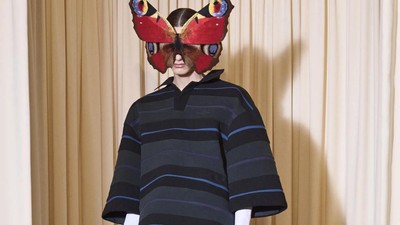 10 Koleksi Balenciaga Fall 2024 Couture, Busana Eksperimental yang Heboh