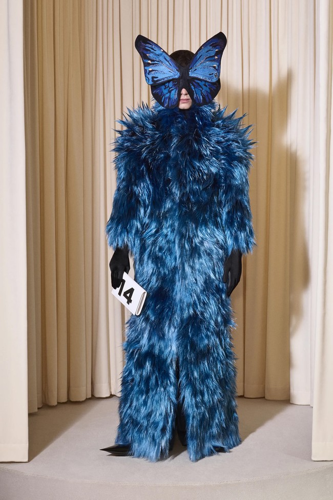 Inilah koleksi terbaru Balenciaga Fall 2024 Couture. Untuk koleksi ini, direktur kreatif Demna, terinspirasi dari gaya kelompok goth, skater, dan metalhead. Dia menggabungkan gaya-gaya tersebut, yang dia sebut sebagai pengaruh penting pada kosakata mode saya, dengan kode-kode Cristóbal Balenciaga dari haute couture pertengahan abad, termasuk bentuk kepompong yang oversized, lengan tiga perempat, dan topi oversized. Foto: Dok. Balenciaga.