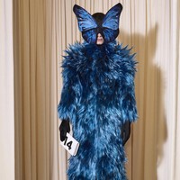 Inilah koleksi terbaru Balenciaga Fall 2024 Couture. Untuk koleksi ini, direktur kreatif Demna, terinspirasi dari gaya kelompok goth, skater, dan metalhead. Dia menggabungkan gaya-gaya tersebut, yang dia sebut sebagai pengaruh penting pada kosakata mode saya, dengan kode-kode Cristóbal Balenciaga dari haute couture pertengahan abad, termasuk bentuk kepompong yang oversized, lengan tiga perempat, dan topi oversized. Foto: Dok. Balenciaga.