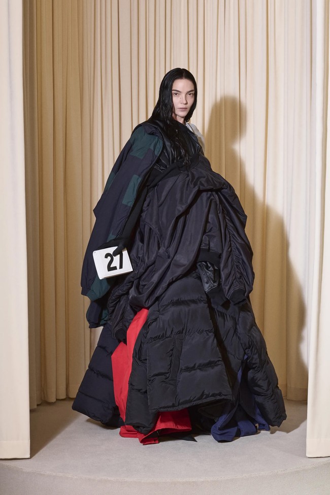 Inilah koleksi terbaru Balenciaga Fall 2024 Couture. Untuk koleksi ini, direktur kreatif Demna, terinspirasi dari gaya kelompok goth, skater, dan metalhead. Dia menggabungkan gaya-gaya tersebut, yang dia sebut sebagai pengaruh penting pada kosakata mode saya, dengan kode-kode Cristóbal Balenciaga dari haute couture pertengahan abad, termasuk bentuk kepompong yang oversized, lengan tiga perempat, dan topi oversized. Foto: Dok. Balenciaga.