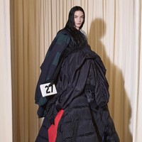Inilah koleksi terbaru Balenciaga Fall 2024 Couture. Untuk koleksi ini, direktur kreatif Demna, terinspirasi dari gaya kelompok goth, skater, dan metalhead. Dia menggabungkan gaya-gaya tersebut, yang dia sebut sebagai pengaruh penting pada kosakata mode saya, dengan kode-kode Cristóbal Balenciaga dari haute couture pertengahan abad, termasuk bentuk kepompong yang oversized, lengan tiga perempat, dan topi oversized. Foto: Dok. Balenciaga.