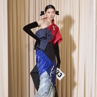 Inilah koleksi terbaru Balenciaga Fall 2024 Couture. Untuk koleksi ini, direktur kreatif Demna, terinspirasi dari gaya kelompok goth, skater, dan metalhead. Dia menggabungkan gaya-gaya tersebut, yang dia sebut sebagai pengaruh penting pada kosakata mode saya, dengan kode-kode Cristóbal Balenciaga dari haute couture pertengahan abad, termasuk bentuk kepompong yang oversized, lengan tiga perempat, dan topi oversized. Foto: Dok. Balenciaga.