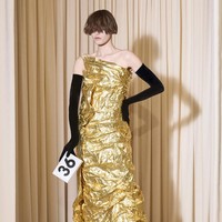 Inilah koleksi terbaru Balenciaga Fall 2024 Couture. Untuk koleksi ini, direktur kreatif Demna, terinspirasi dari gaya kelompok goth, skater, dan metalhead. Dia menggabungkan gaya-gaya tersebut, yang dia sebut sebagai pengaruh penting pada kosakata mode saya, dengan kode-kode Cristóbal Balenciaga dari haute couture pertengahan abad, termasuk bentuk kepompong yang oversized, lengan tiga perempat, dan topi oversized. Foto: Dok. Balenciaga.
