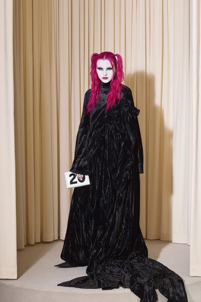 Inilah koleksi terbaru Balenciaga Fall 2024 Couture. Untuk koleksi ini, direktur kreatif Demna, terinspirasi dari gaya kelompok goth, skater, dan metalhead. Dia menggabungkan gaya-gaya tersebut, yang dia sebut sebagai pengaruh penting pada kosakata mode saya, dengan kode-kode Cristóbal Balenciaga dari haute couture pertengahan abad, termasuk bentuk kepompong yang oversized, lengan tiga perempat, dan topi oversized. Foto: Dok. Balenciaga.