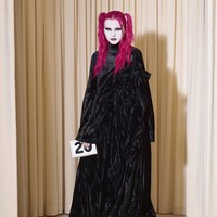 Inilah koleksi terbaru Balenciaga Fall 2024 Couture. Untuk koleksi ini, direktur kreatif Demna, terinspirasi dari gaya kelompok goth, skater, dan metalhead. Dia menggabungkan gaya-gaya tersebut, yang dia sebut sebagai pengaruh penting pada kosakata mode saya, dengan kode-kode Cristóbal Balenciaga dari haute couture pertengahan abad, termasuk bentuk kepompong yang oversized, lengan tiga perempat, dan topi oversized. Foto: Dok. Balenciaga.