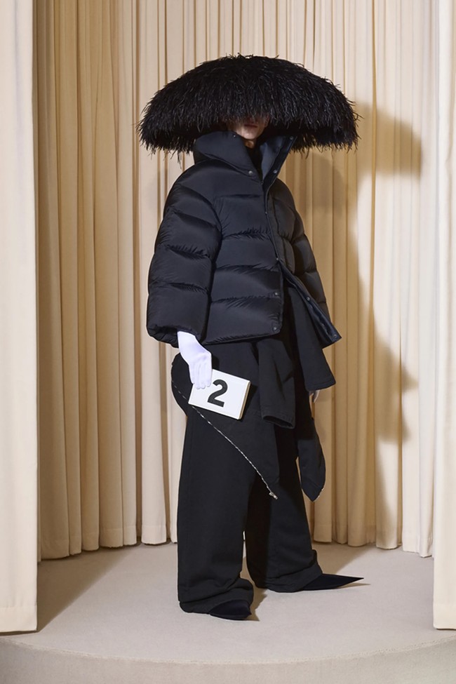 Inilah koleksi terbaru Balenciaga Fall 2024 Couture. Untuk koleksi ini, direktur kreatif Demna, terinspirasi dari gaya kelompok goth, skater, dan metalhead. Dia menggabungkan gaya-gaya tersebut, yang dia sebut sebagai pengaruh penting pada kosakata mode saya, dengan kode-kode Cristóbal Balenciaga dari haute couture pertengahan abad, termasuk bentuk kepompong yang oversized, lengan tiga perempat, dan topi oversized. Foto: Dok. Balenciaga.