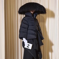 Inilah koleksi terbaru Balenciaga Fall 2024 Couture. Untuk koleksi ini, direktur kreatif Demna, terinspirasi dari gaya kelompok goth, skater, dan metalhead. Dia menggabungkan gaya-gaya tersebut, yang dia sebut sebagai pengaruh penting pada kosakata mode saya, dengan kode-kode Cristóbal Balenciaga dari haute couture pertengahan abad, termasuk bentuk kepompong yang oversized, lengan tiga perempat, dan topi oversized. Foto: Dok. Balenciaga.
